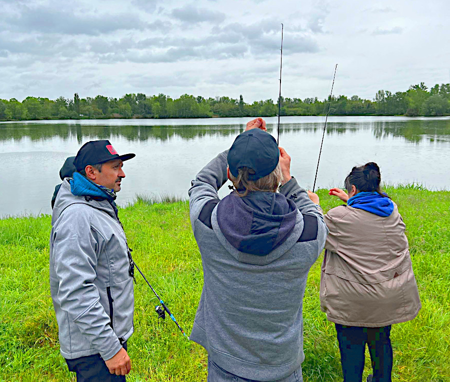 David Allary, moniteur guide de pêche en Auvergne avec deux participants à un stage de pêche au leurre