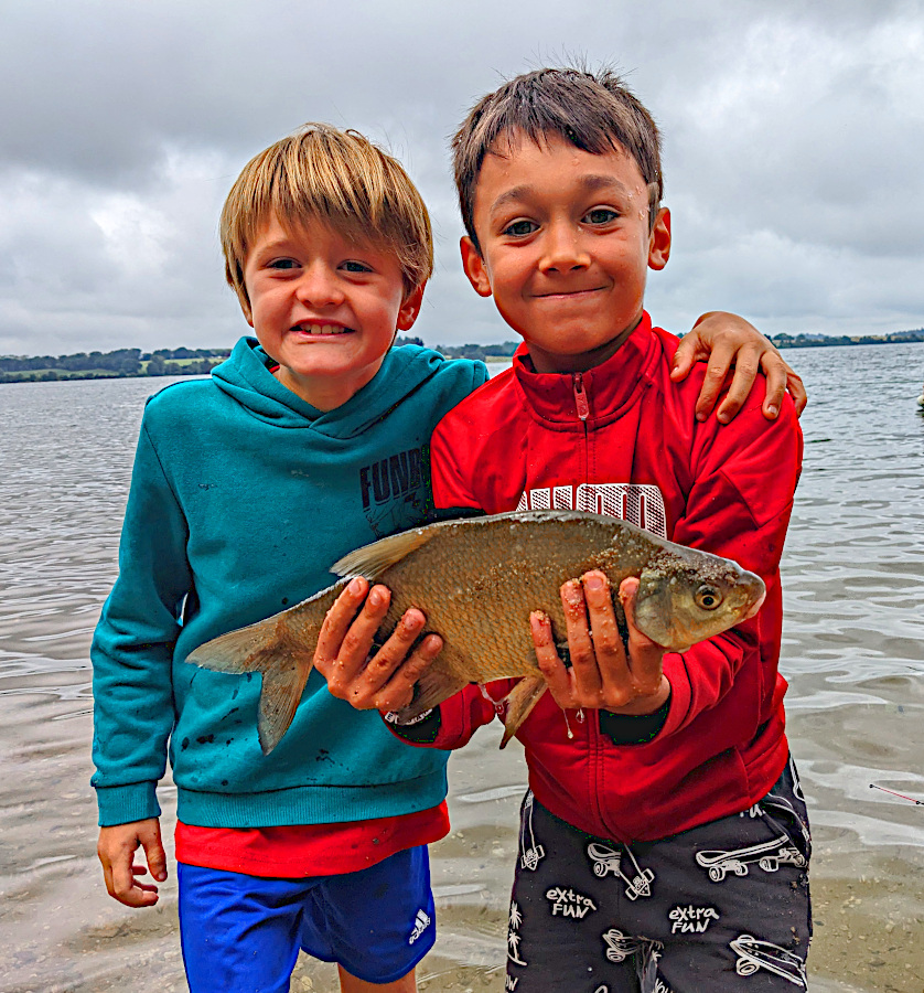 2 enfants ayant capturé une brème en pêchant au feeder