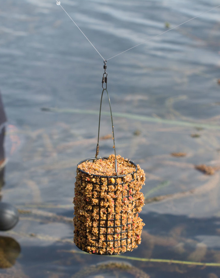 image d'un montage feeder avec la cage remplie d'amorce