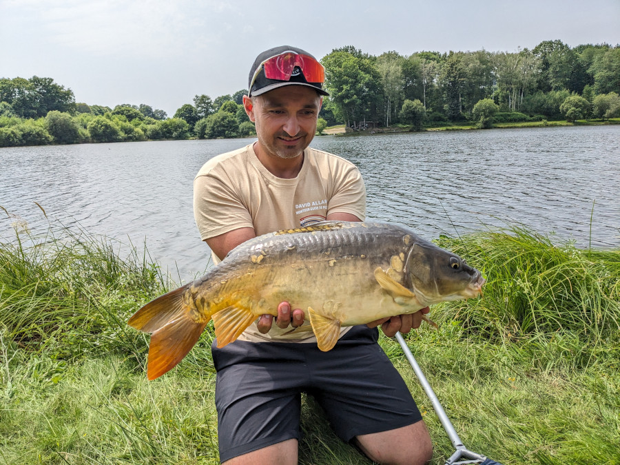 DAvid Allary Moniteur GUide de pêche en Auvergne avec une belle carpe miroir