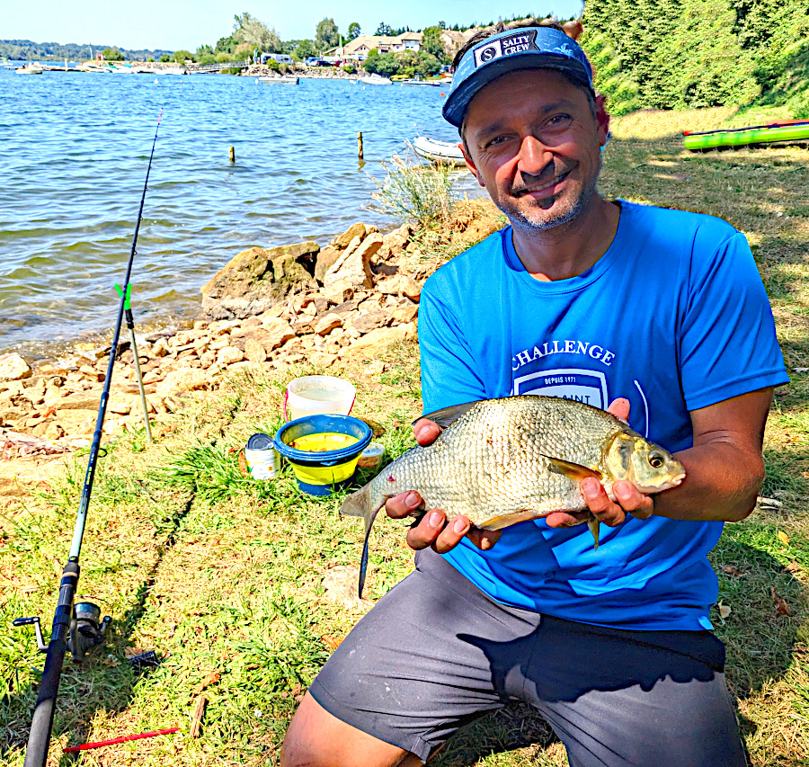 David Allary, moniteur guide de pêche en Auvergne avec une brème qu'il vient de capturer en pêchant au feeder