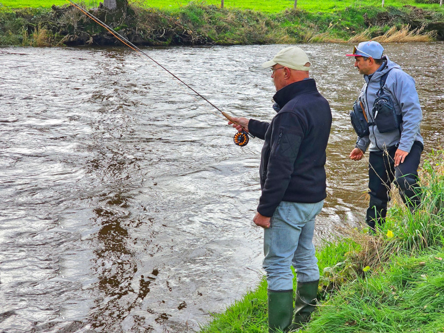 photo d'un guidage mouche avec David Allary et un client au bord d'une rivière